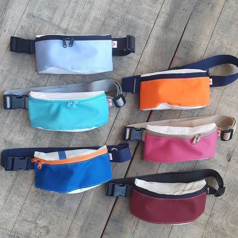 Collezione di borse per banane realizzate con vele di barche riciclate: accessori colorati, unici ed eco-responsabili, realizzati a mano in Francia da Les Toiles du Large.