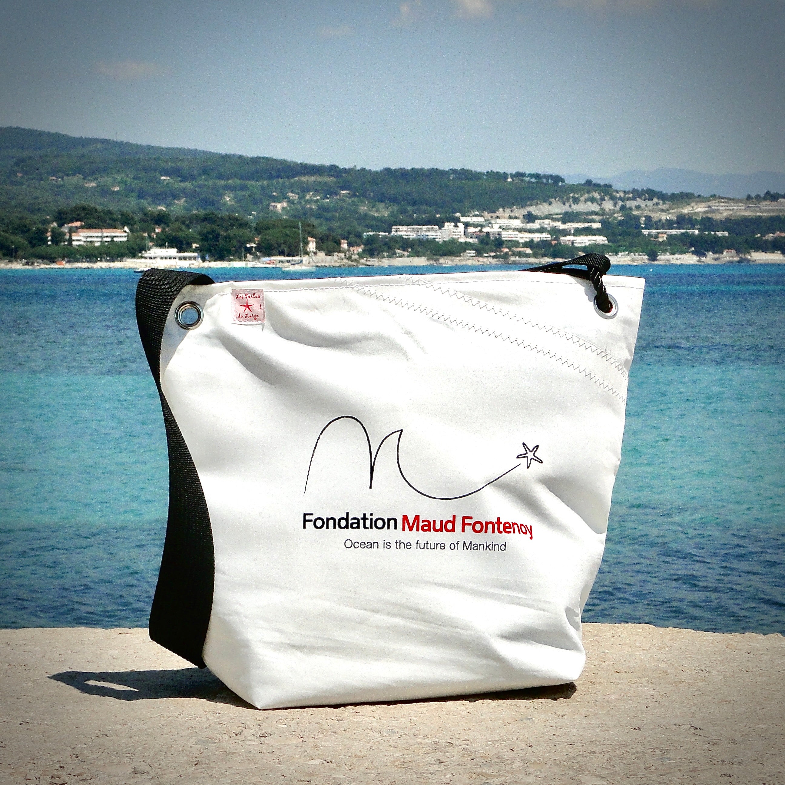 borsa Maud da indossare come borsa a tracolla o a spalla, realizzata con vele da barca riciclate, fatte a mano a La Ciotat, in Francia, in modo etico e sostenibile.