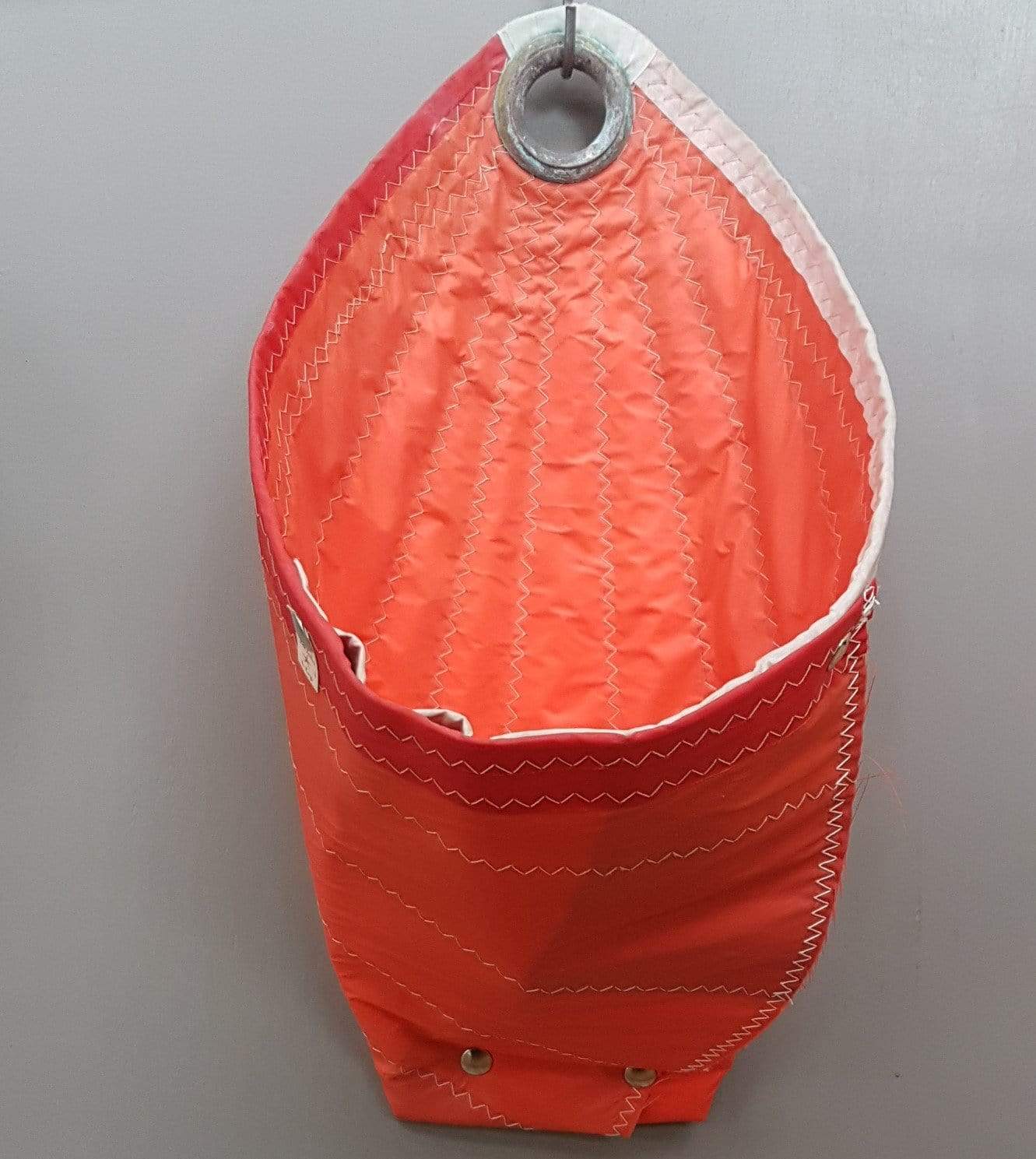 Wandmontierte Vakuumtasche aus recycelten Bootssegeln - lestoilesdularge