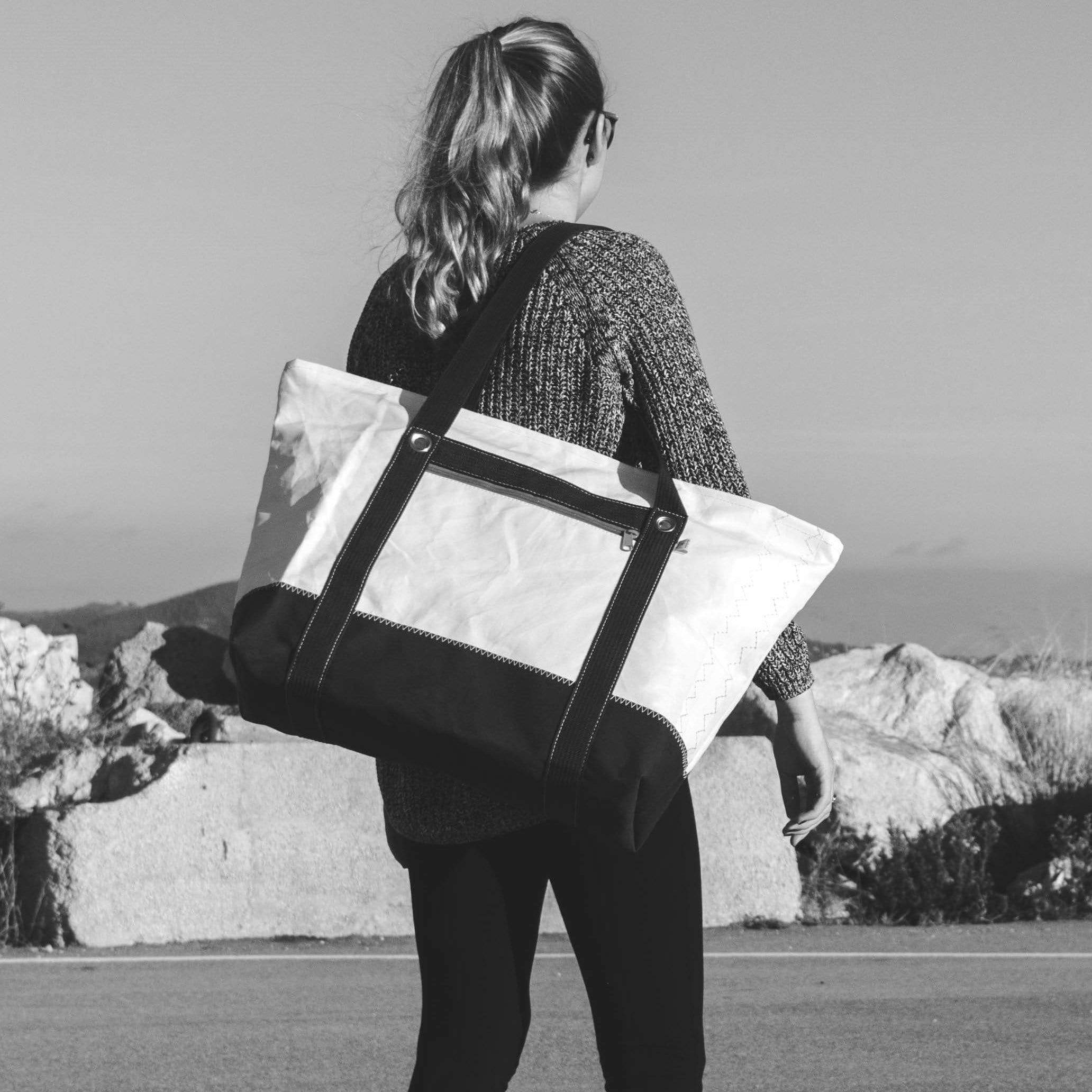 Travel bag made of recycled boat sail lestoilesdularge