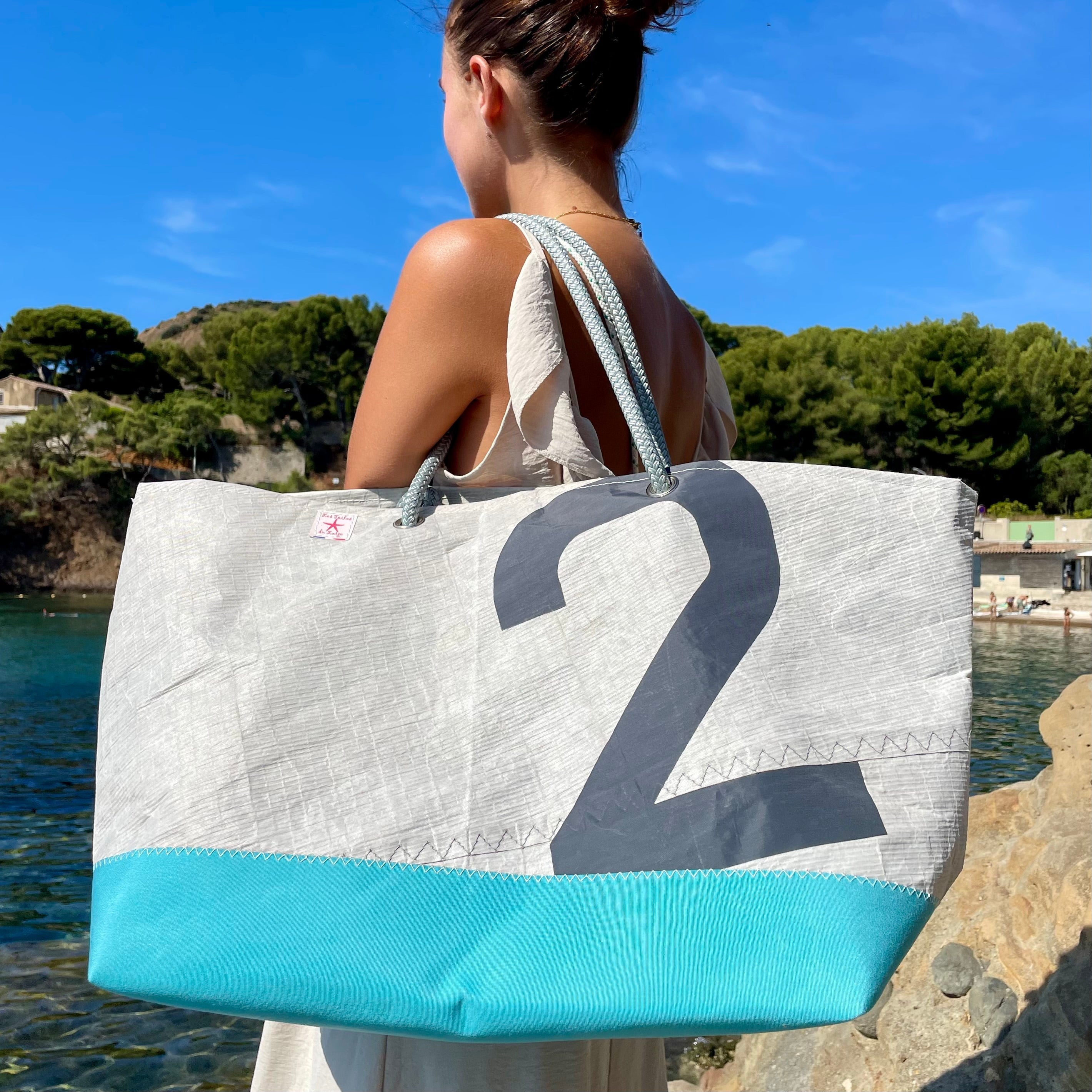 Cabas grand modèle Turquoise : style XXL et histoire unique