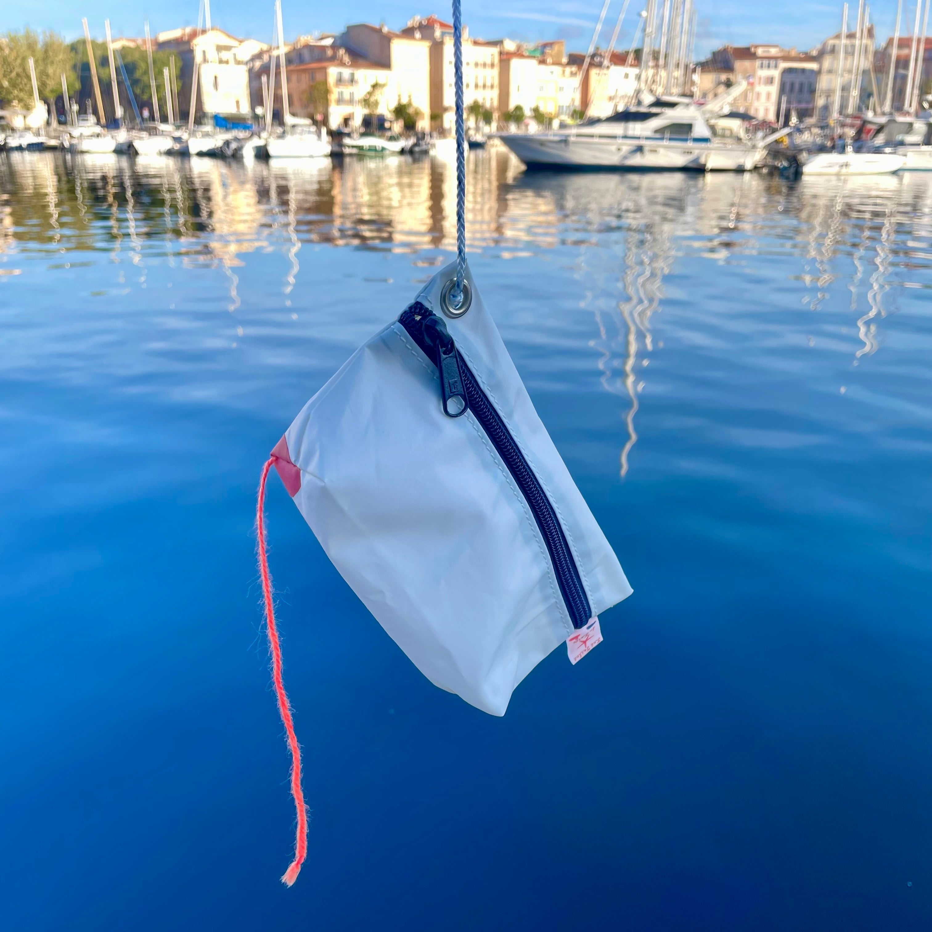 Pourquoi y a-t-il un petit fil sur certains de nos sacs en voile recyclée ? Le secret du penon