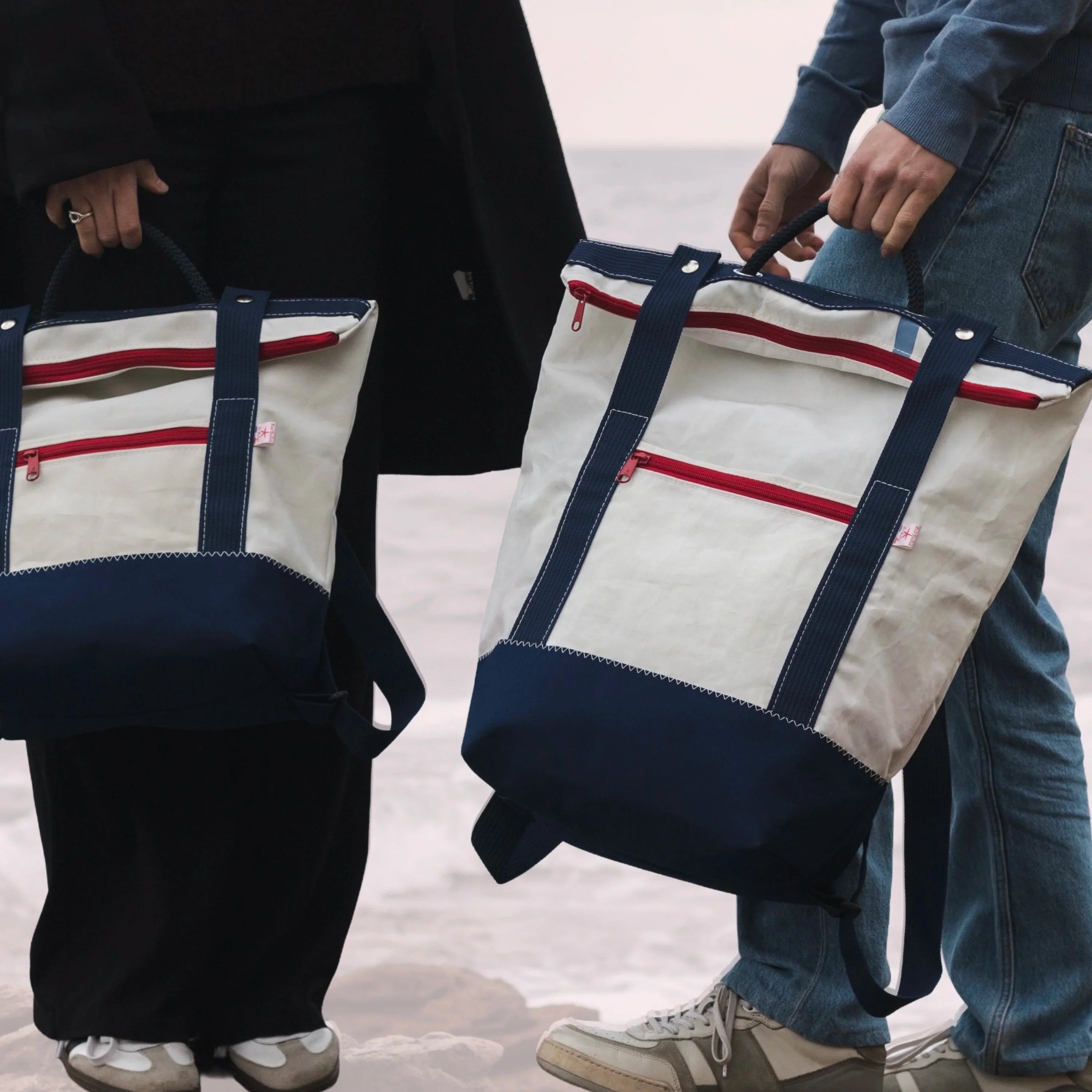 Deux sacs à dos Les Toiles du Large fabriqués en France à partir de voiles de bateau recyclées qui ont navigué.