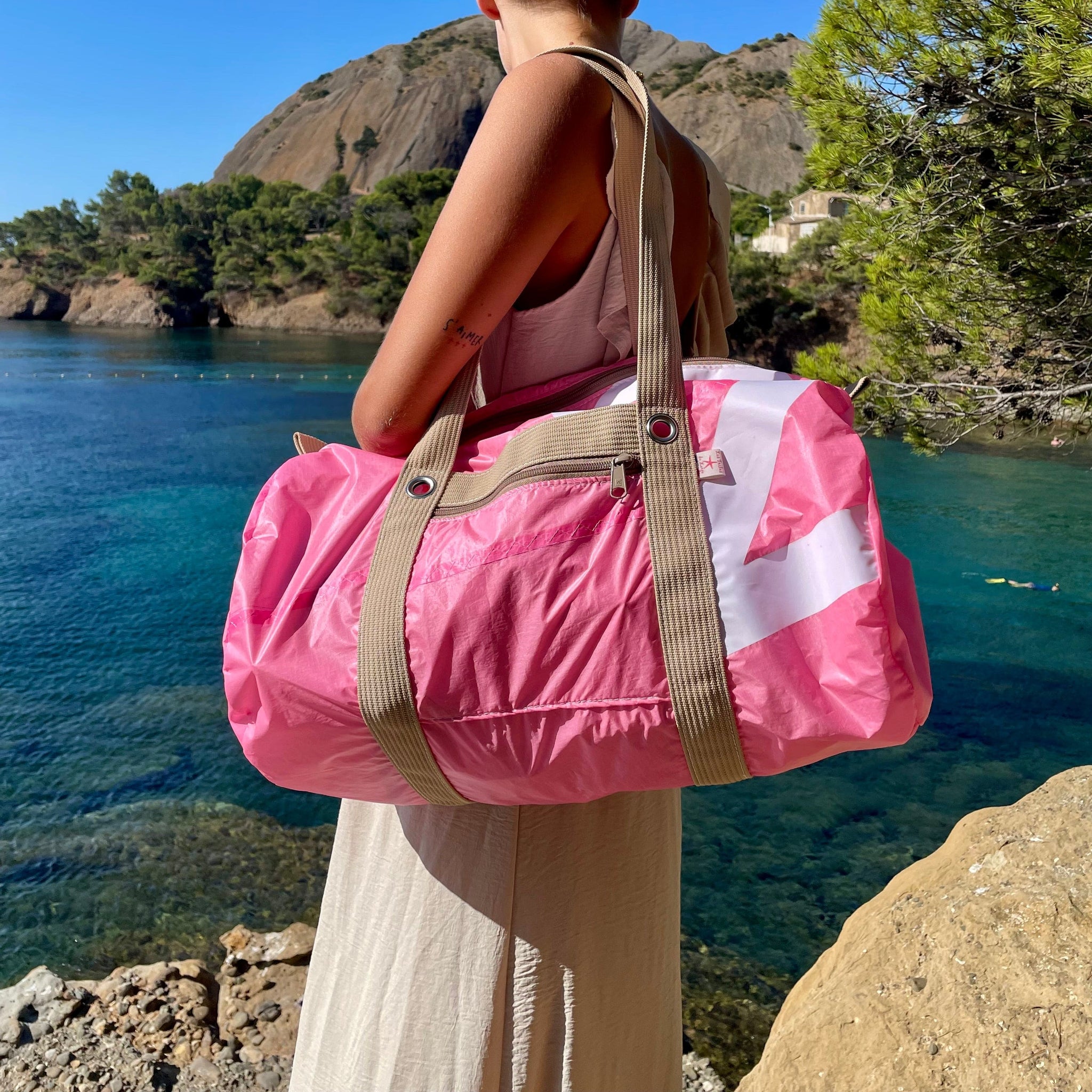 Le Polochon petit Spi Rose: a dazzling bag, as light as the wind, as strong as a sail