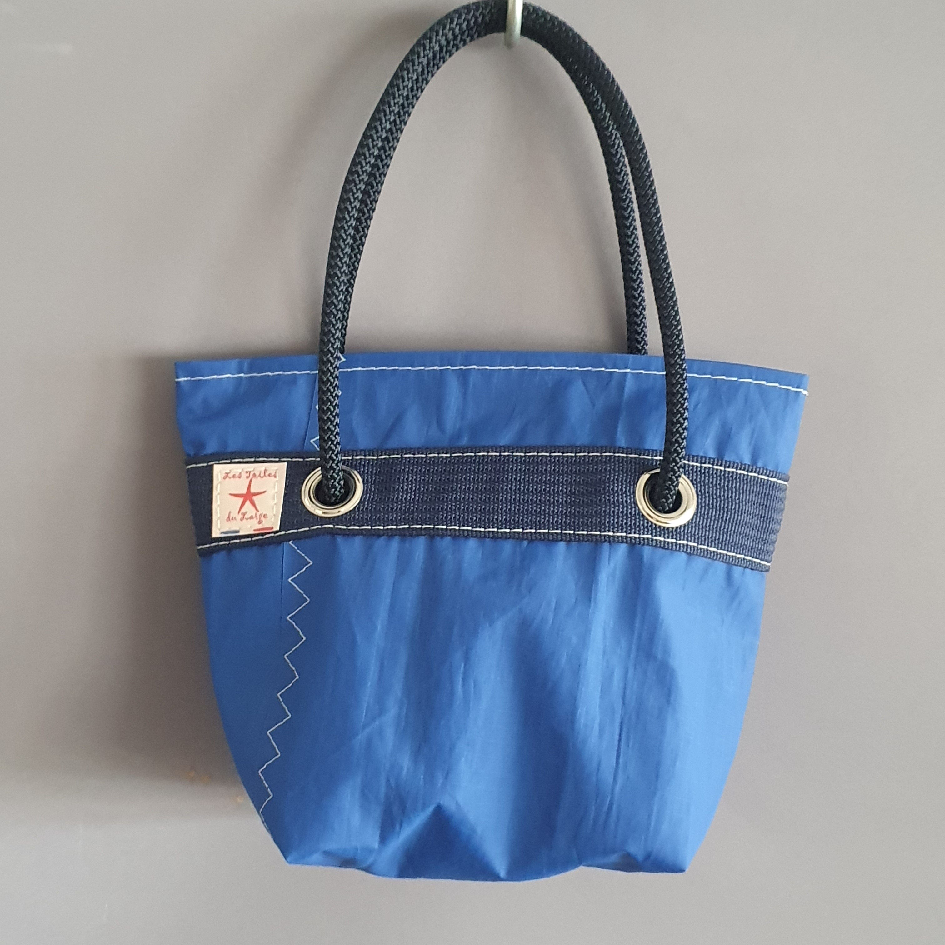 borsa piccolo portatile fatto di stoffa riciclata per le vele delle barche les toiles du large lestoilesdularge