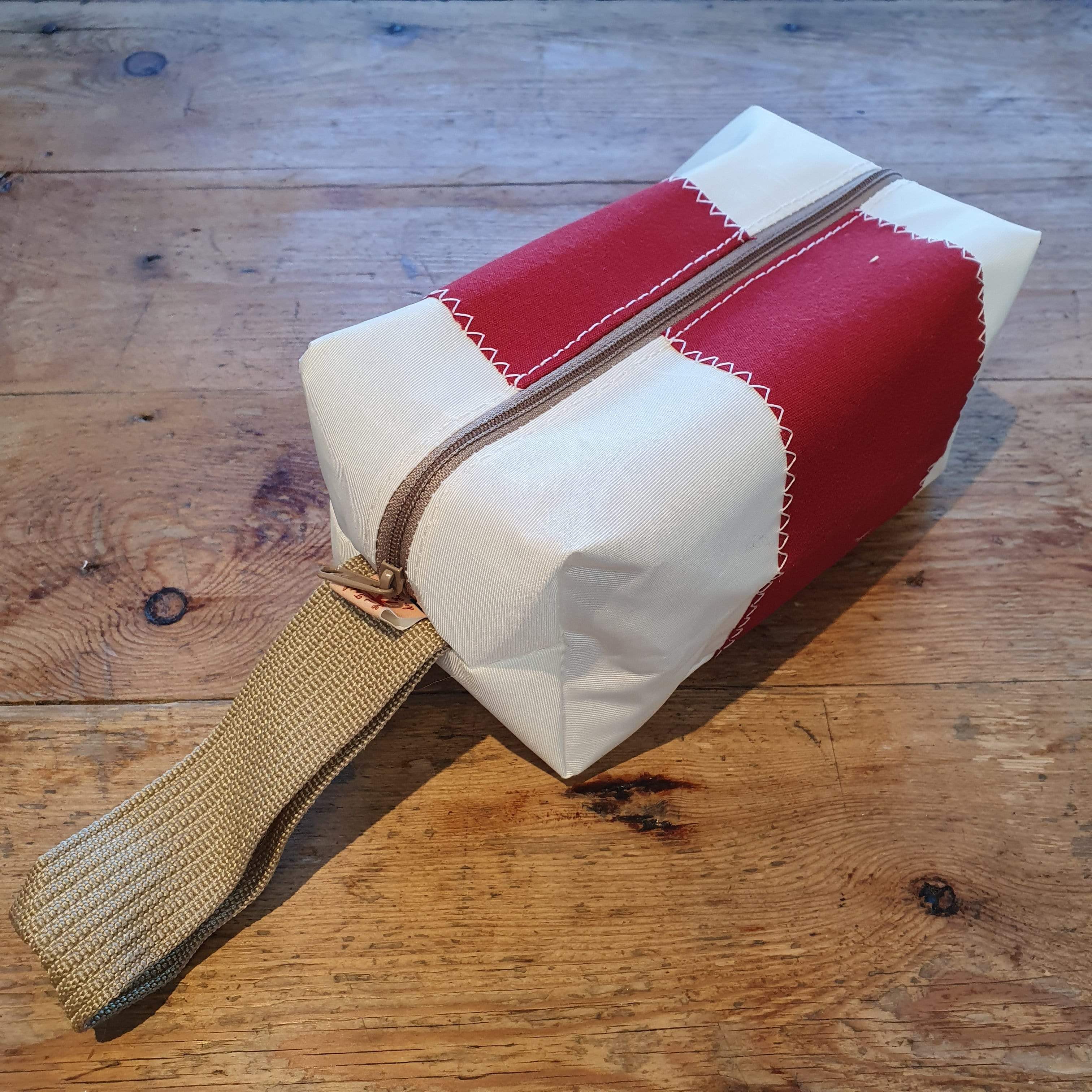 trousse voyage container en voile de bateau recycl e