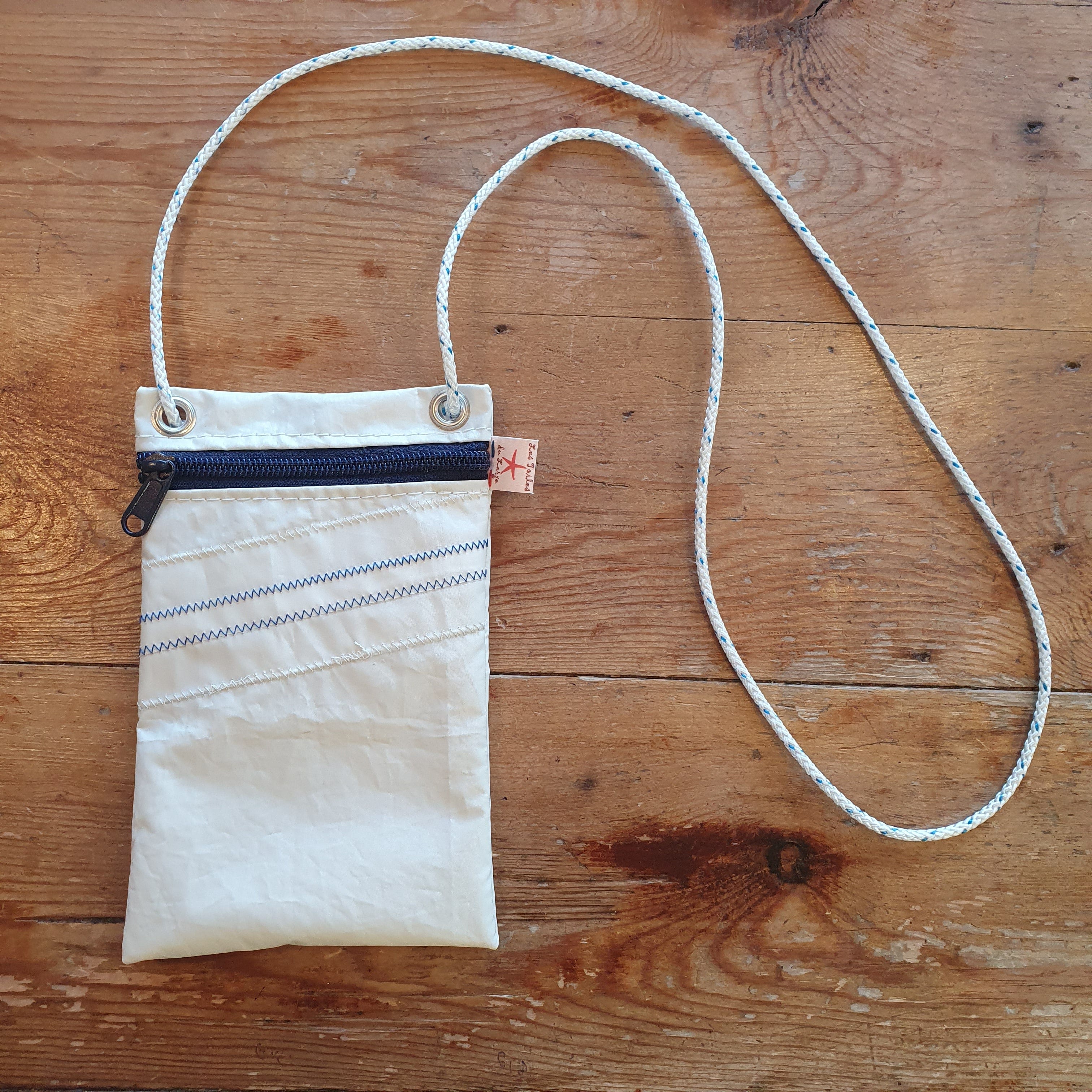 Pochette téléphone en voile de bateau recyclée – lestoilesdularge