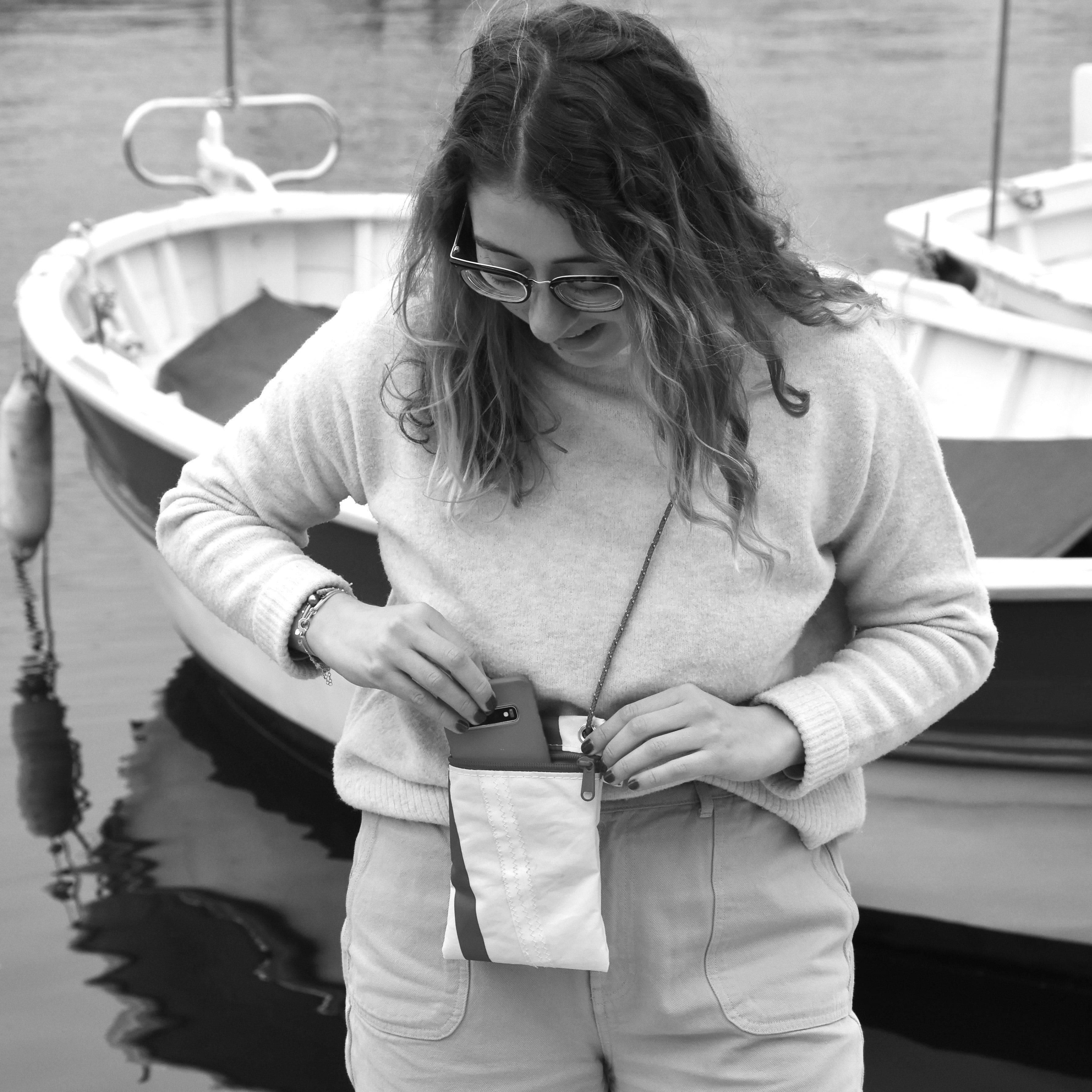 Pochette téléphone en voile de bateau recyclée – lestoilesdularge