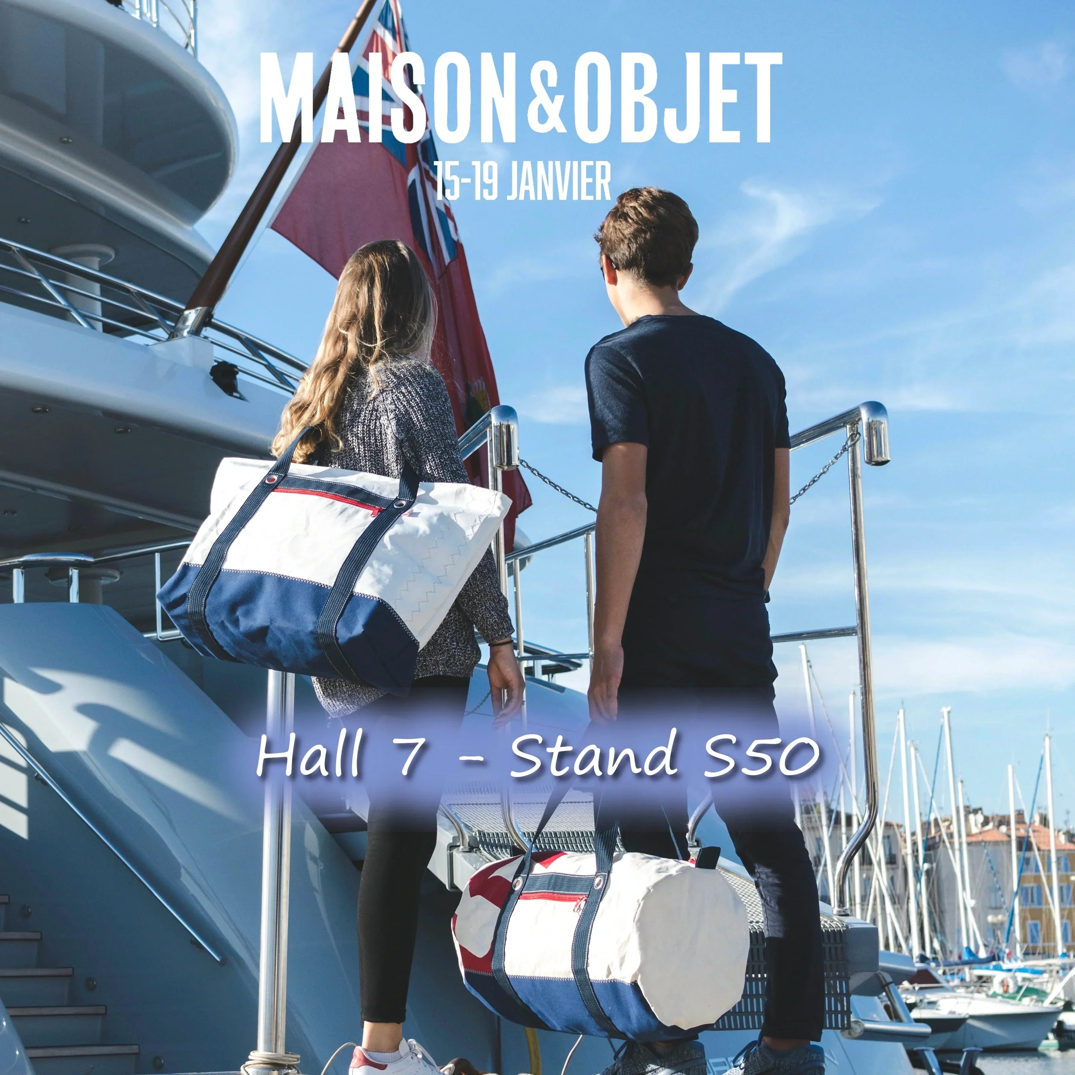 Deux personnes montent à bord d’un bateau dans un port, portant des sacs Les Toiles du Large fabriqués à partir de voiles de bateau recyclées. En surimpression : Maison&Objet, du 15 au 19 janvier, Hall 7 – Stand S50.